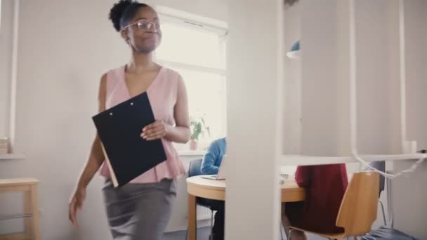 Gerente feminino preto feliz inspira funcionários. Etnia mista jovens sorridentes trabalham no moderno escritório da moda loft 4K — Vídeo de Stock