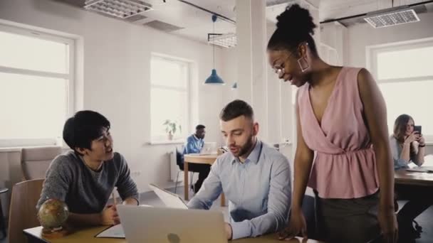 Câmera segue Africano americano treinador de negócios feminino entrar no escritório, motivar e inspirar equipe de trabalhadores multiétnicos 4K . — Vídeo de Stock