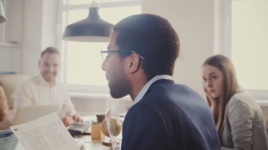 Çok ırklı ofis toplantı önde gelen Afrikalı-Amerikalı iş adamı. Kendine güvenen genç iş adamları projeyi 4 k tartışmak.