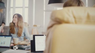 Mutlu yaratıcı çok ırklı bin yıllık iş arkadaşları iş fikirleri tartışmak, birlikte 4 k toplantı office ekibi beyin fırtınası.