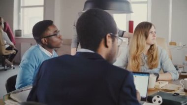 Çok ırklı insanlar modern ofis masada oturmak. Şirket çalışanları birbirine 4 k toplantı takımda dinleme.