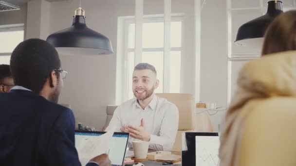 Vertrouwen Kaukasische jonge zakenman multi-etnisch office vergadering leidt. Divers zakenmensen bespreken contract 4k. — Stockvideo