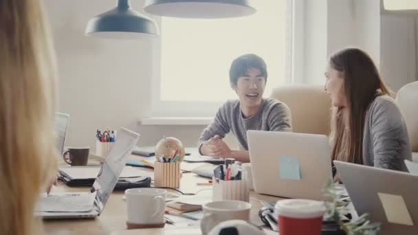Homem asiático feliz e conversa menina europeia, rir na reunião de discussão escritório. Equipe de parceria empresarial multiétnica 4K . — Vídeo de Stock