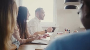 Mutlu Avrupa genç Ceo 4 k toplantı modern ofisindeki çok ırklı meslektaşları ile uluslararası ortaklık tartışıyor.