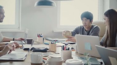Küçük bir dünya, ülke 4 k coworking hafif çatı katında çok ırklı office toplantısında noktalarda mutlu Asya işadamı alır