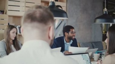Güzel Avrupa kadın iş Koç Ofis çalışanları motive eder. Kadın patron çok ırklı takım 4 k için talimat verir.