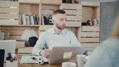 Çok ırklı ofis toplantı önde gelen yakışıklı Avrupa genç iş adamı. Emin shot 4 k kaydırma yön, patron verir
