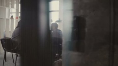 Dolly mutlu iş ortakları tartışma modern ofisindeki bir kadeh. İş Projesi 4 k çok ırklı patronlar işbirliği