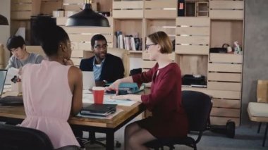 Kadın takım lideri Ofis çalışanları size yol gösterir. Kendine güvenen işkadını 4 k toplantı çok ırklı start-up takım konuşmak.