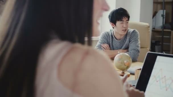 Jeune équipe multiethnique lors d'un séminaire de formation aux affaires financières. Chers collègues discuter crypto-monnaies dans le bureau moderne 4K .