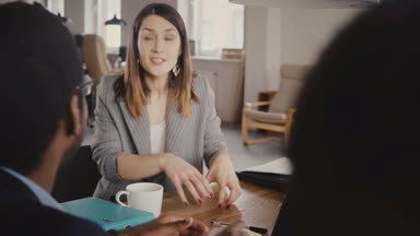 Çekici beyaz kadın Koç motive edici Afro-Amerikan işletmeci şirket profesyonel beceri 4 k eğitimi