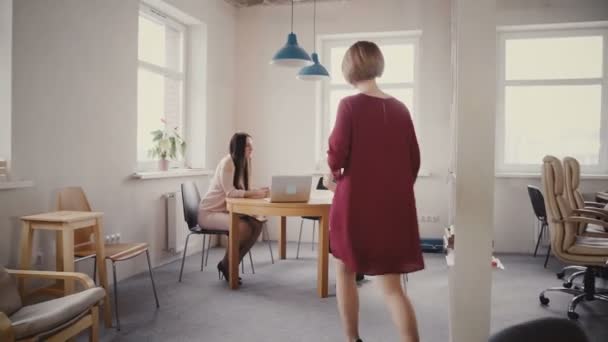 Mooie manager vrouw loopt in job interview office. Jonge Aziatische man interesse voor een nieuwe functie praat aan Hr 4k. — Stockvideo