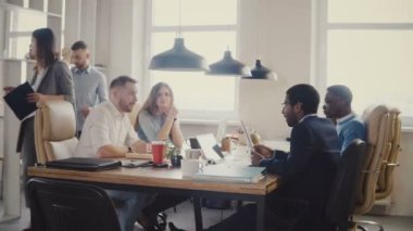 Modern ofis yönetim kurulu toplantısı 4 k, Afrikalı-Amerikalı şirket yatırımcılara yeni fikirler sunmak mutlu beyaz Yöneticisi.