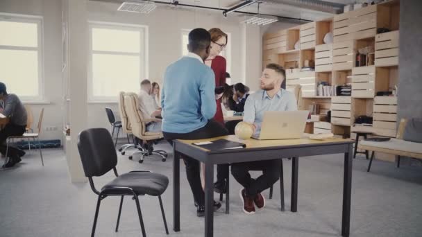 Přátelské ženské manager pomáhá mnohonárodnostní kolegy. Vedoucí týmu žena ukazuje nová data v tabletu na pracovníky úřadu 4k. — Stock video
