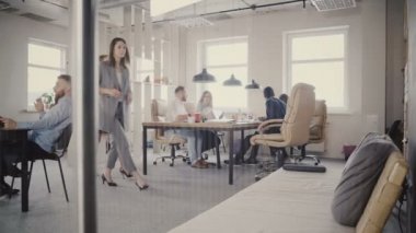 Dolly atış rahat çok ırklı bin yıllık insan birlikte sağlıklı işyeri ofis atmosferi 4 k çalışma zevk.