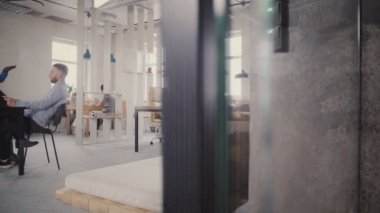 Dolly sağlıklı ofis atmosferi tadını rahat çok ırklı Ofis çalışanları bir kadeh. Takım çalışması, görünümü ile cam duvar 4k