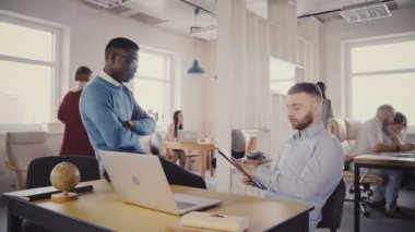 Beyaz kadın patron genç çok ırklı meslektaşları yardımcı. Kadın Yöneticisi modern loft Office 4 k çalışanları motive eder..