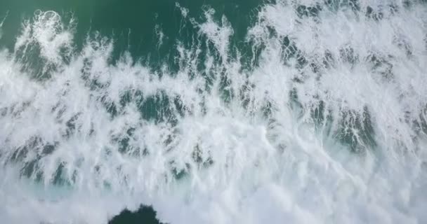 Drone vertical shot of giant wild ocean rushing wave crash down, créant une texture marine étonnante de bleu et vert . — Video