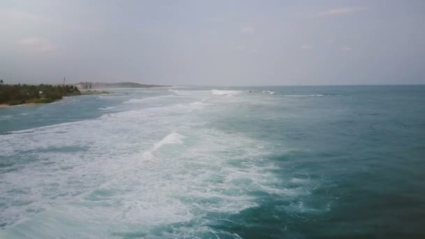 Drone che vola in avanti lungo la vista pacifica della spiaggia tropicale esotica, onde che lavano la riva creando texture marinara . — Video Stock