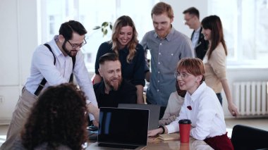 Mutlu çoklu etnik çeşitlilikte gülümseyen meslektaşlar birlikte çalışırlar, çatı katındaki ofis toplantılarında proje tartışırlar..