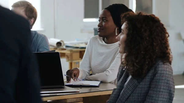 Joven negro profesional gerente corporativo mujer escuchando en el equipo de discusión en la mesa en la oficina moderna multiétnica . — Foto de Stock