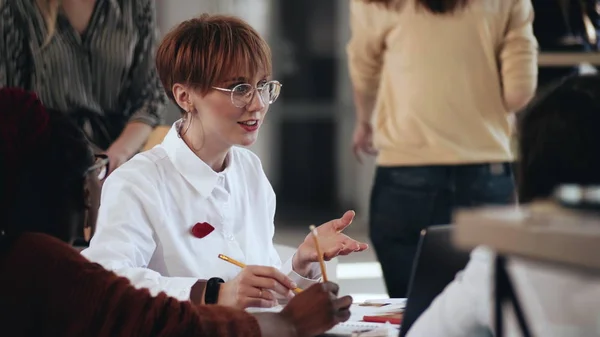 Retrato mediano de feliz éxito joven mujer de negocios europea en gafas en la reunión multiétnica oficina moderna . — Foto de Stock