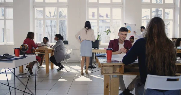 Cámara se mueve a lo largo de la oficina moderna loft luz, gente de negocios multiétnicos que trabajan en un ambiente de trabajo saludable . — Foto de Stock