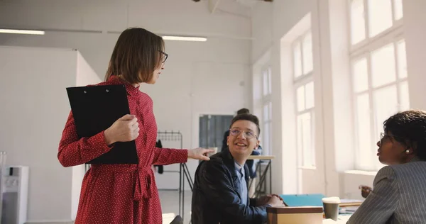 Cámara sigue a la mujer de negocios jefe de mediana edad motivando a colegas multiétnicos en la luz cómoda oficina loft de moda — Foto de Stock