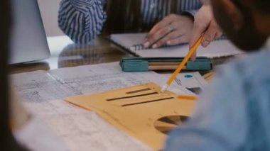 Çok ırklı finans şirketinin çok yönlü iş arkadaşları ofis masasında iş projesini tartışıyor, kadın patron talimat veriyor..