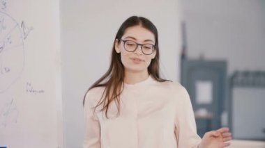 Modern ışık ofis alanı ve kurumsal eğitim seminerinde konuşan mutlu genç ve güzel bir iş kadını..