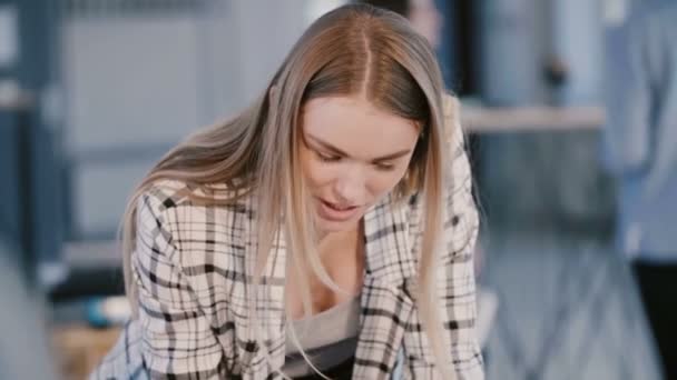 Joven feliz éxito positivo mujer de negocios caucásica hablando, dando instrucciones a los colegas de la empresa en la reunión . — Vídeos de Stock