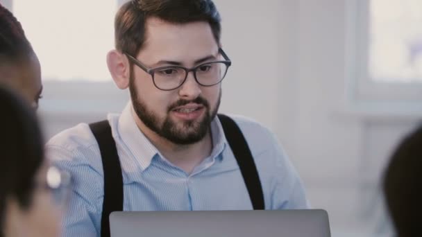 Portret van jonge professionele knappe blanke zakenman in gesprek met collega 's op de werkplek personeelsvergadering. — Stockvideo