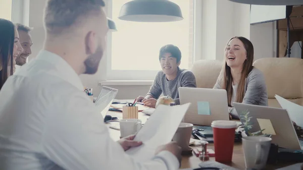 Los empresarios multiétnicos discuten el contrato y la asociación en la mesa. Reunión del consejo de administración de la empresa en oficina moderna 4K . — Foto de Stock