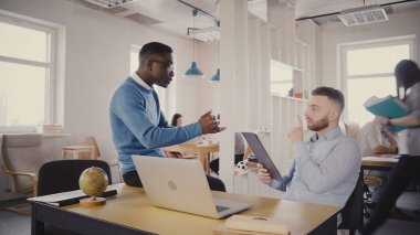 Beyaz kadın patron genç çok ırklı meslektaşları yardımcı. Kadın Yöneticisi modern loft Office 4 k çalışanları motive eder..