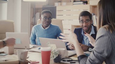 İki sinir Afro-Amerikan yöneticileri tarafından masaya oturabiliriz, unrecognisable dişi Avukat ofisi 4 k toplantı için dinle.