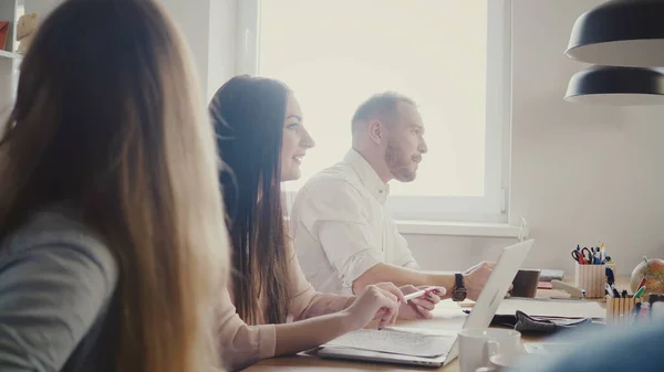 Feliz joven CEO europeo discutiendo la asociación internacional con colegas multiétnicos en la moderna reunión de oficina 4K . — Foto de Stock