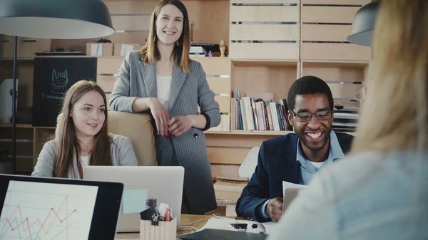 Líder mujer caucásica y colega afroamericana en reunión de oficina. Feliz equipo multiétnico discutiendo, sonriendo 4K . — Foto de Stock