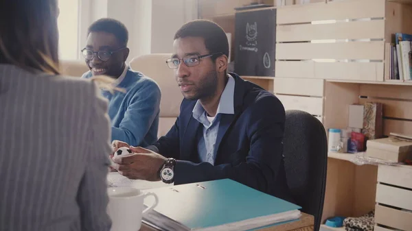 Ejecutivo afroamericano feliz se ríe de reunión multiétnica en el cargo, luego se pone serio de nuevo hablando con el abogado 4K . —  Fotos de Stock