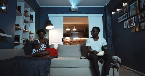 Joven casual negro pareja sentarse por separado en sofá viendo películas no hablando después de la lucha y peleando cámara lenta . — Foto de Stock