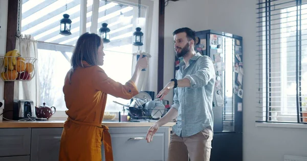 Feliz joven alegre hombre y mujer caucásicos bailan en el desayuno en la cocina moderna, llena de energía de la mañana cámara lenta . — Foto de Stock