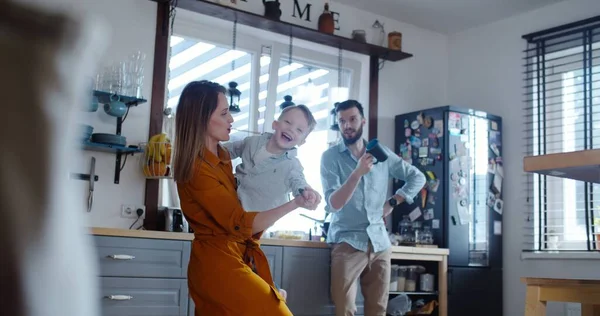 Feliz joven caucásico madre y padre disfrutando jugando y bailando juntos con poco lindo hijo en casa cámara lenta . — Foto de Stock