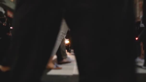 Низкий угол замедленной съемки людей ноги и ноги ходить по оживленной улице города возле Таймс-сквер вечером . — стоковое видео
