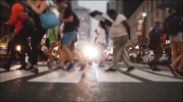 Atmosphärische Zeitlupenaufnahme großer Menschenbeine, die am Abend eine belebte Straße in der Nähe des Times Square in New York überqueren. — Stockvideo