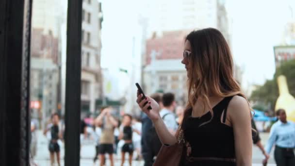 Joven hermosa mujer tomando fotos de escaparate en el teléfono inteligente. Mujer yendo de compras en el centro. Movimiento lento . — Vídeos de Stock