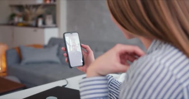 POV close-up jovem loira mulher falando com amigo de casa em auto-isolamento usando smartphone internet chamada de vídeo . — Vídeo de Stock