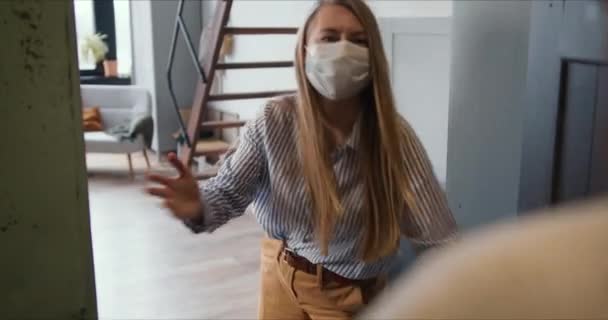Over shoulder POV shot, jeune femme blonde recevant la boîte de colis de livraison du courrier lors du verrouillage de l'auto-isolement . — Video