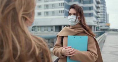 Salgın kontrol sosyal hizmetler görevlileri. Genç beyaz kadın doktor dışarıda tıbbi maske ile danışmanlık yapıyor..