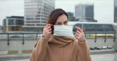 COVID-19 salgın koruma, tehlike ve korku atmosferi. Dışarıda maske takan güzel beyaz kadın portresi..