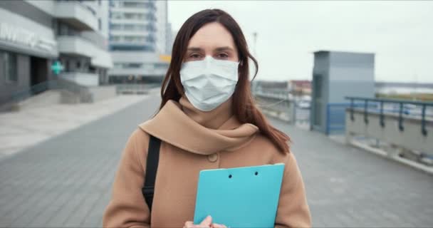 Trabajador de control epidémico. Retrato de la mujer de cuidado social caucásica en máscara facial médica en la calle vacía durante la cuarentena . — Vídeos de Stock