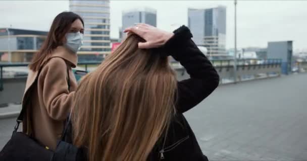 Social activism during coronavirus crisis. Two Caucasian female doctors walk on empty city street in medical face masks. — Stock Video